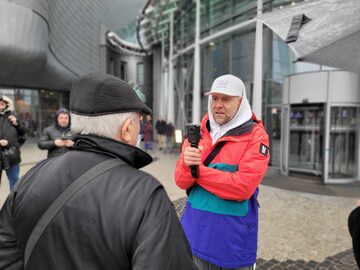 Raper TEDE przed budynkiem Telewizji Polskiej na Woronicza