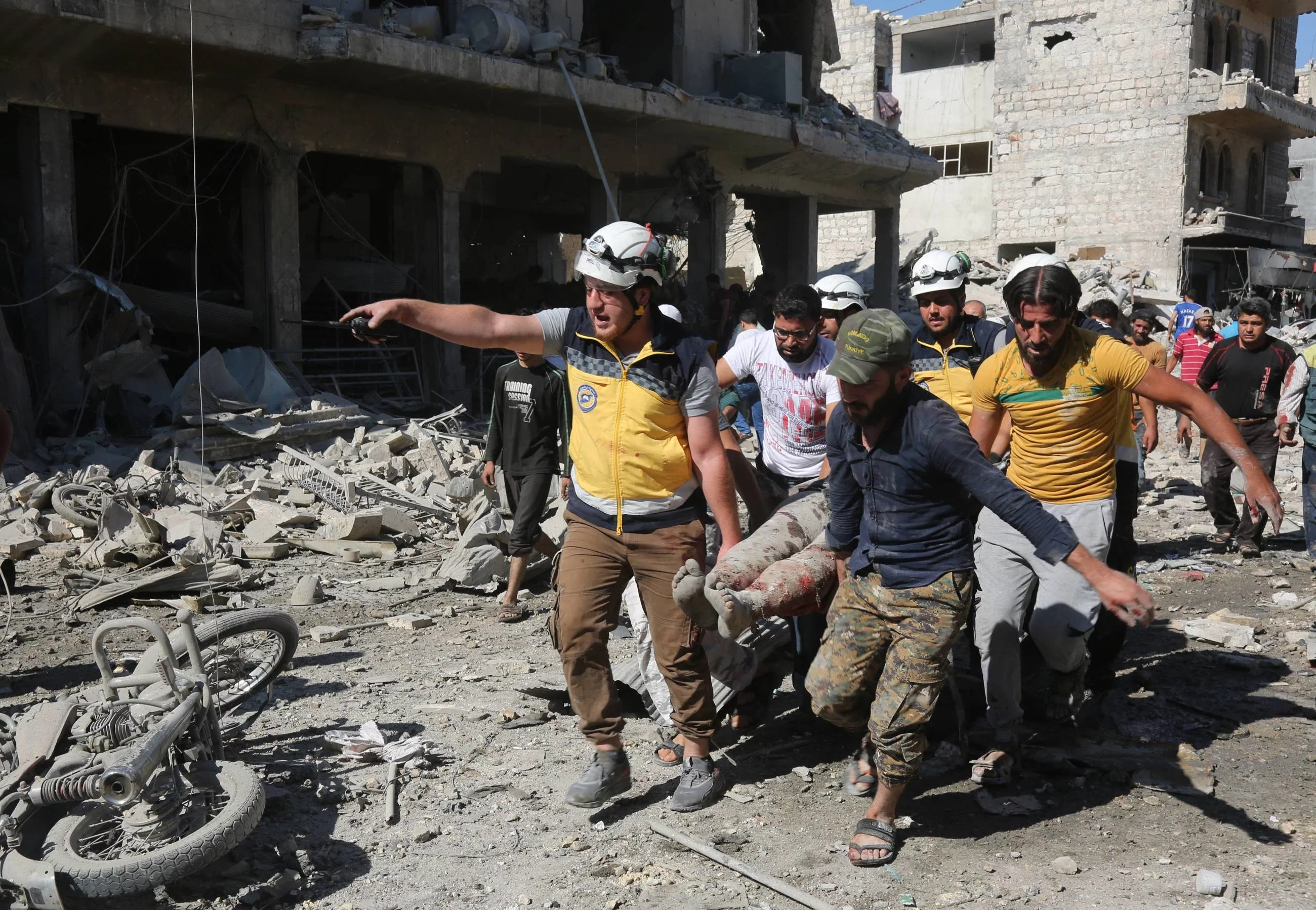 Transport rannych w wyniku rosyjskiego bombardowania Maarat al-Numan w Idlib (22 lipca 2019 roku)