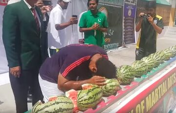 Rashid Naseem rozbijał głową arbuzy