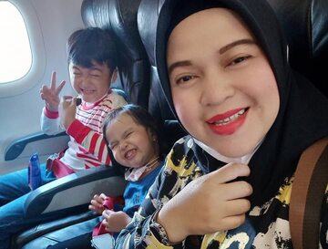Ratih Windania z córką i siostrzeńcem na pokładzie samolotu w drodze na Dżakartę