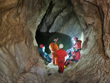 Ratownicy badający sytuację w jaskini Lamprechta, gdzie uwięzieni są Polacy