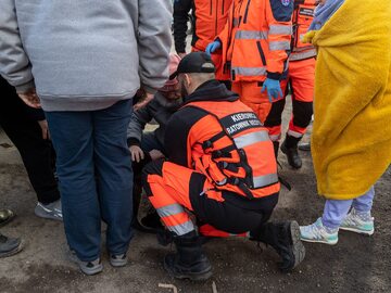 Ratownicy udzielają pomocy kobiecie, która przekroczyła granicę w Dorohusku.