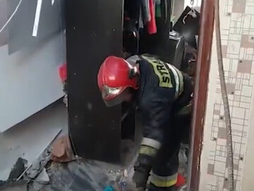 Ratownicy w zniszczonym bloku w Charkowie