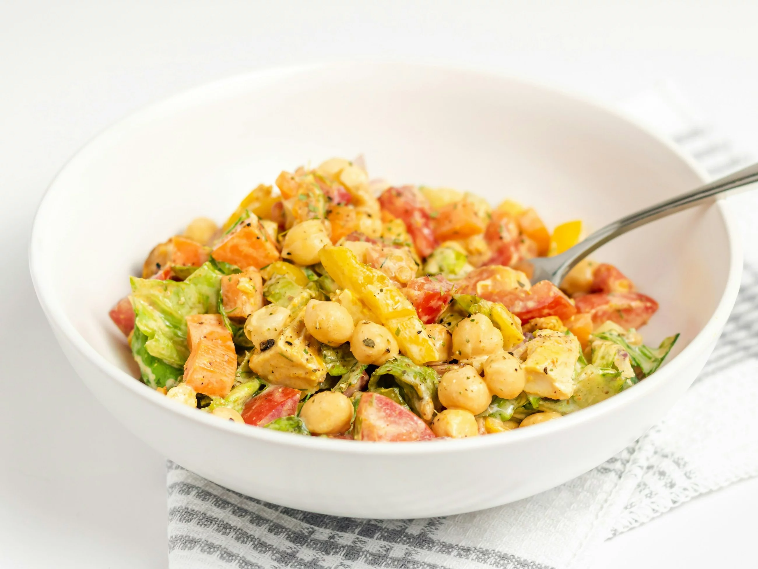 Sałatka z kurczakiem i ciecierzycą