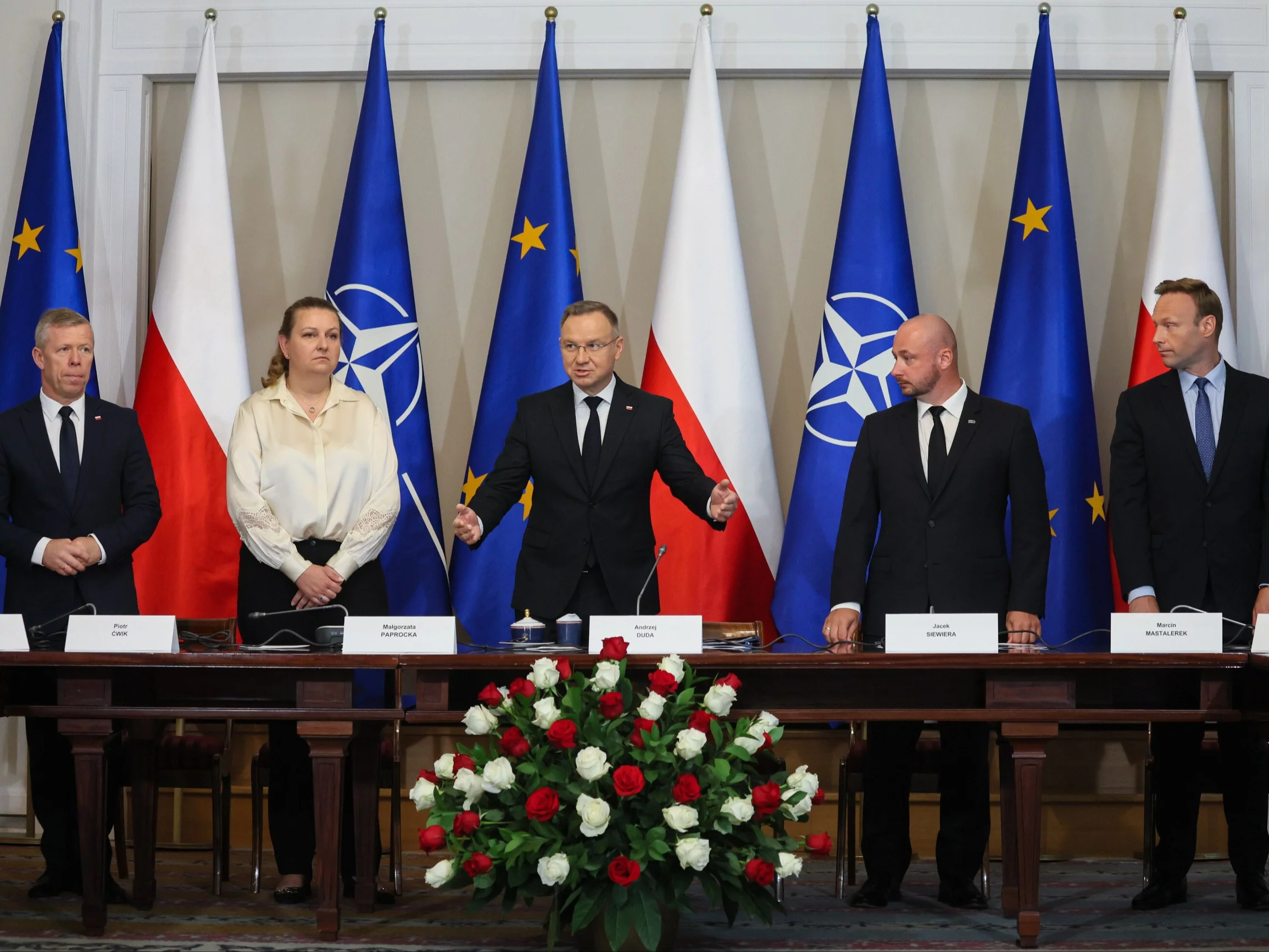 Prezydent Andrzej Duda (w środku) podczas posiedzenia RBN