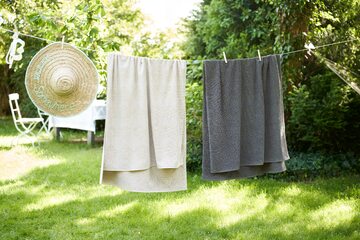 Ręczniki można prasować tylko w wyjątkowych przypadkach. Na co dzień lepiej je po prostu rozwiesić i pozwolić wyschnąć