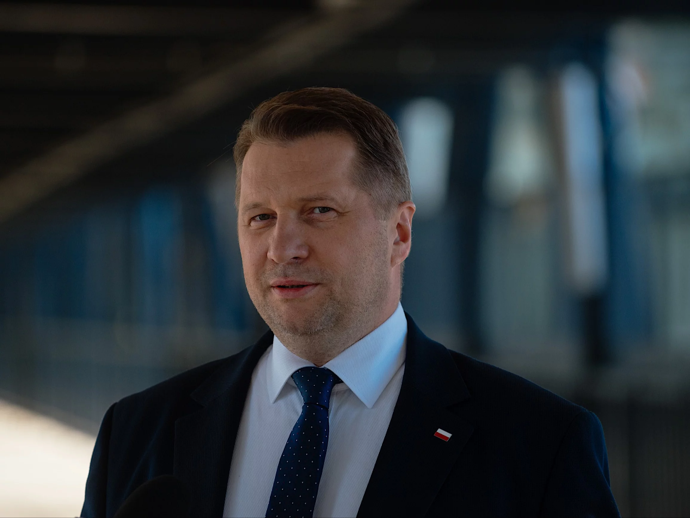 Reforma MEN ma być „przykrywką”? Poeta: Zaklejanie ran brudnym i toksycznym plastrem