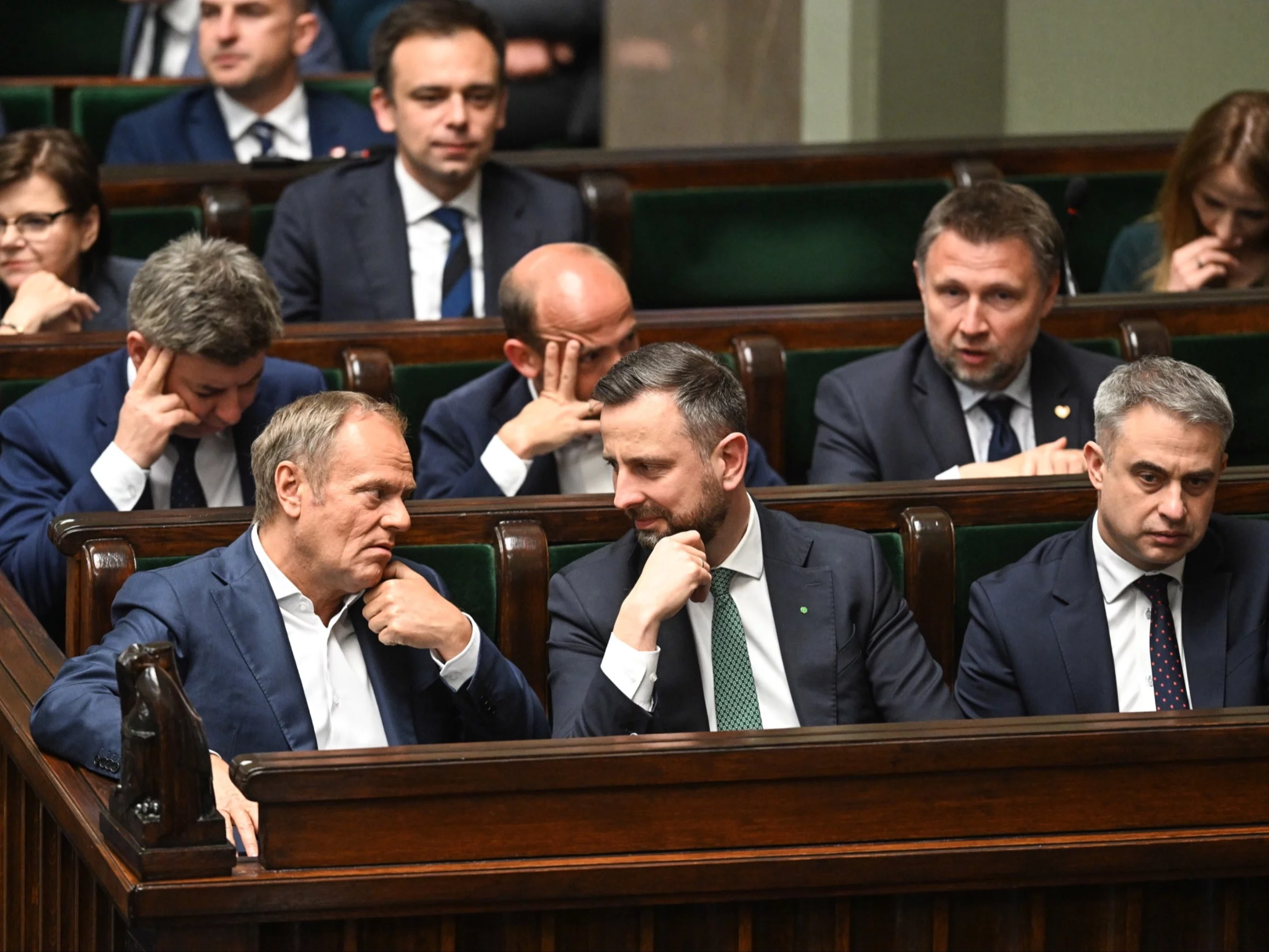 Premier Donald Tusk, wicepremier, minister cyfryzacji Krzysztof Gawkowski i wicepremier, minister obrony Władysław Kosiniak-Kamysz na posiedzeniu niższej izby parlamentu w Warszawie