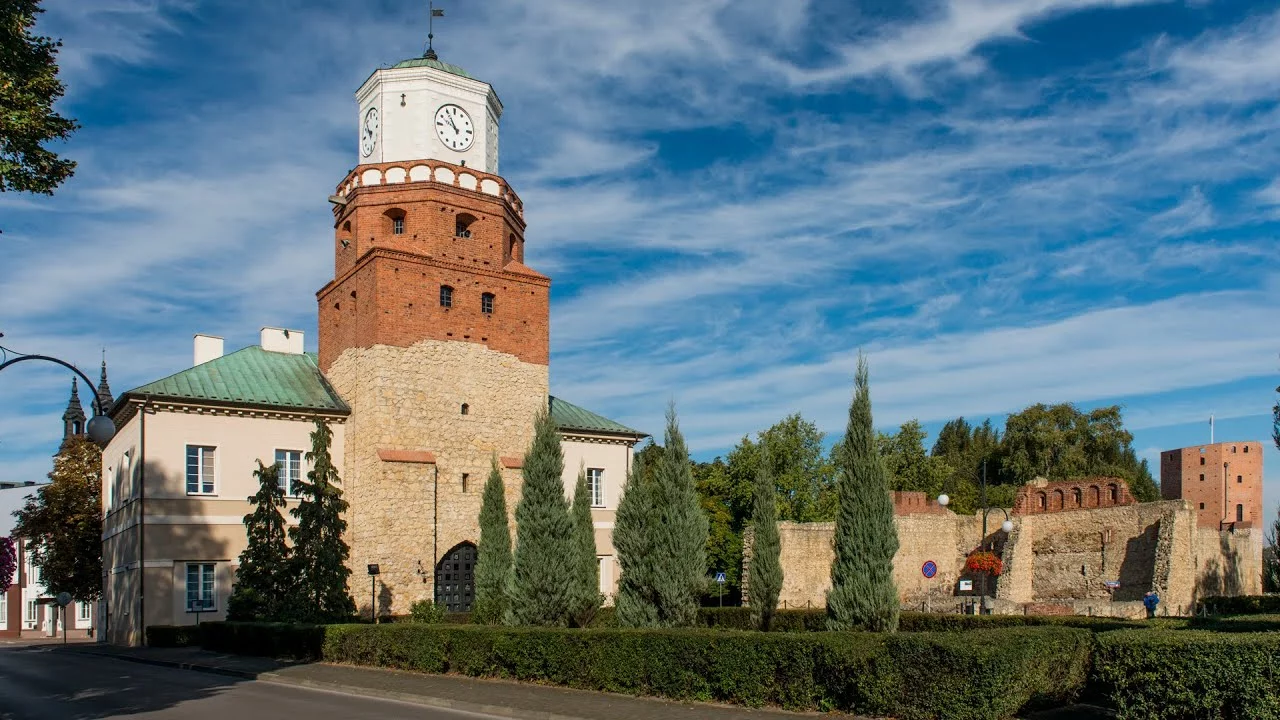 Wieluń, zabytkowy ratusz z murami obronnymi