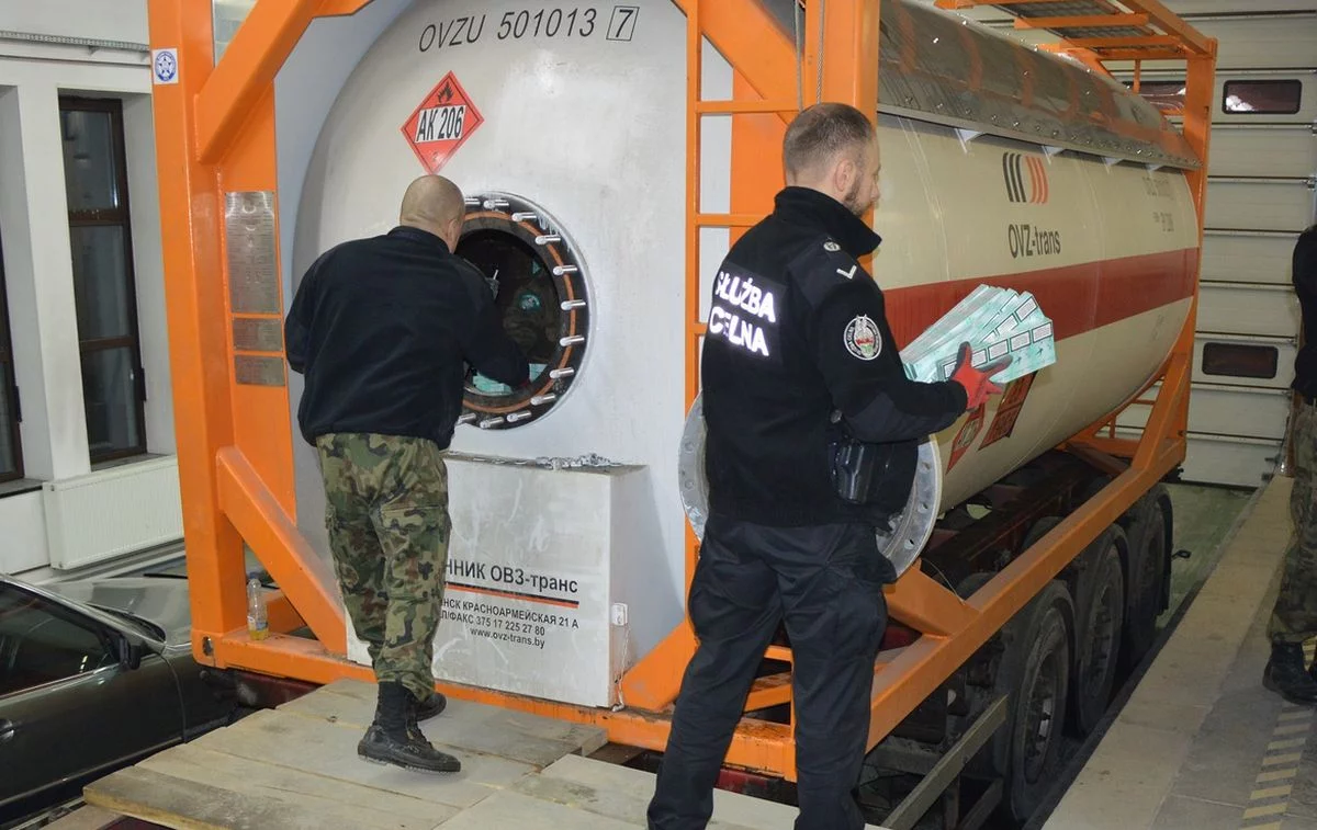 Papierosy przemycane były w cysternach