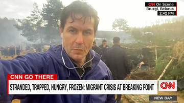 Reporter CNN w obozowisku migrantów po białoruskiej stronie granicy