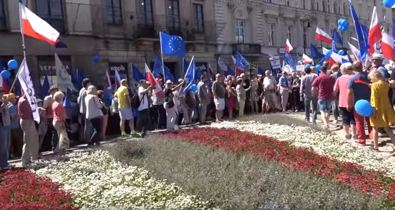 Kadr, na którym zarejestrowano napastnika