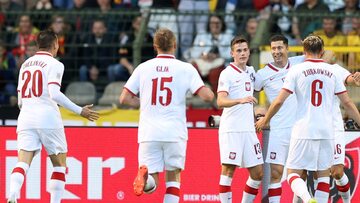 Reprezentanci Polski cieszą się z gola w meczu z Belgią