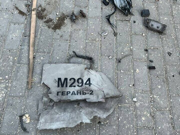 Resztki drona, który zaatakował w poniedziałek osiedle w Kijowie