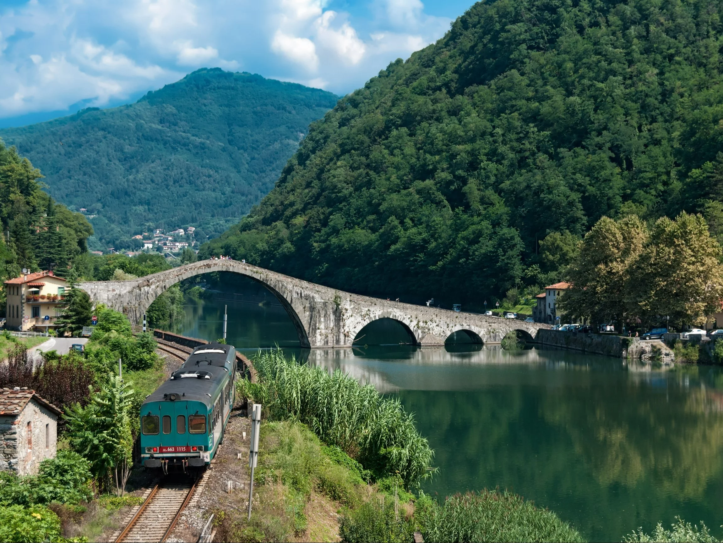 Ponte della Maddalena i pociąg w Toskanii, zdjęcie ilustracyjne