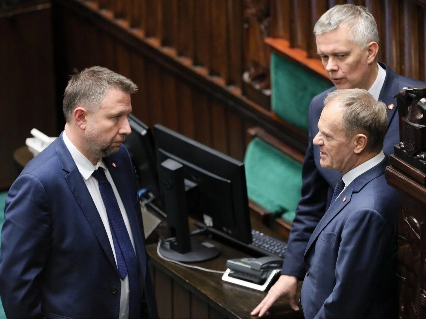 Premier Donald Tusk (z prawej), minister koordynator służb specjalnych Tomasz Siemoniak oraz minister spraw wewnętrznych Marcin Kierwiński