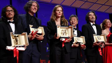 Reżyserka Justine Triet („Anatomy of a Fall”) z innymi nagrodzonymi w Cannes