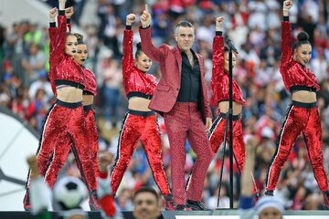 Robbie Williams w otoczeniu tancerek na otwarciu MŚ w Rosji. Wśród nich Kamila Zalewska