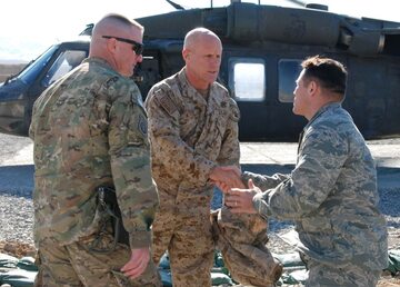 Robert Howard (w środku - red.) podczas misji w Afganistanie
