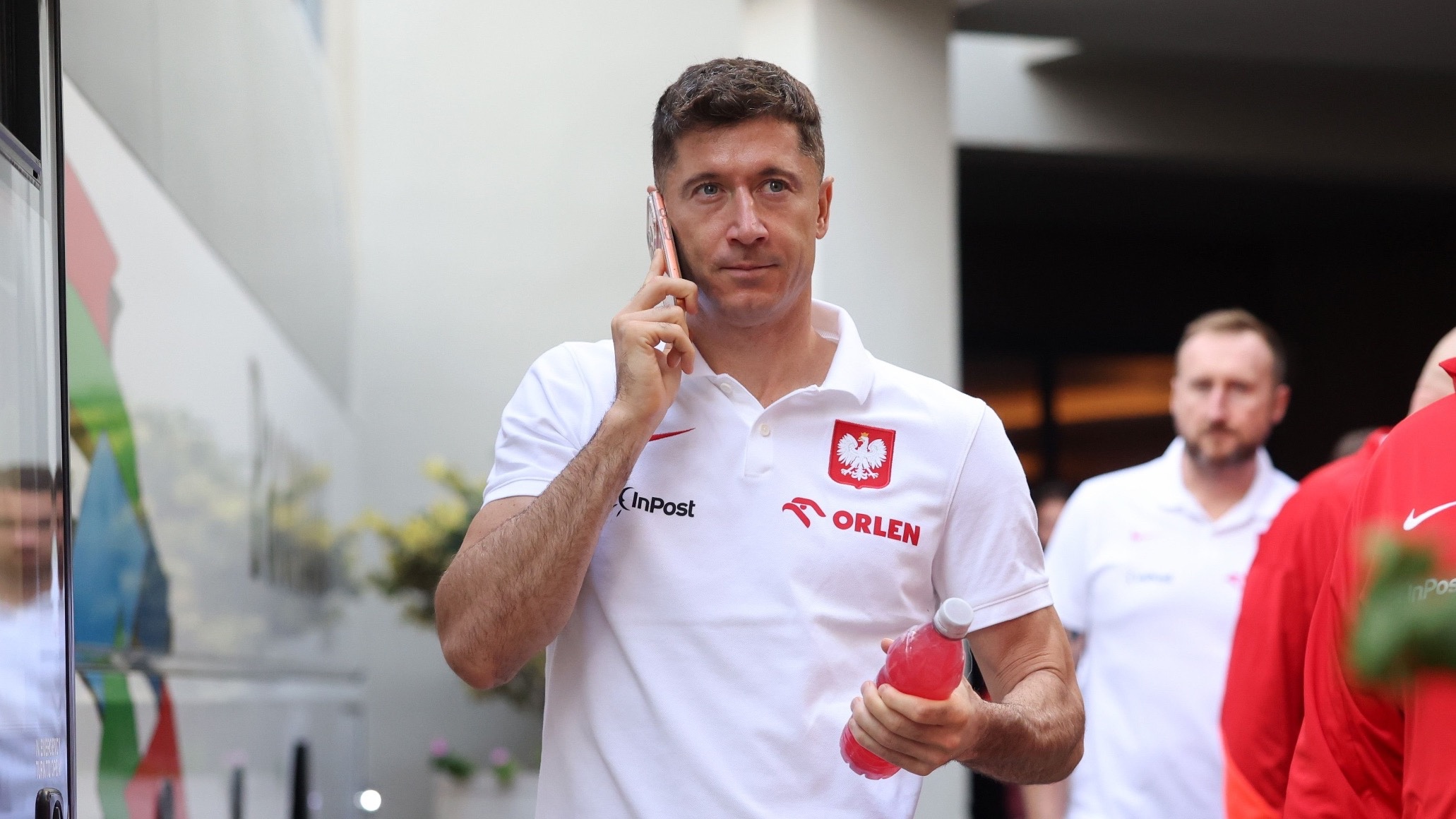 Robert Lewandowski z gestem dla Mai Metan. To bohaterka akcji Cancer Fighters – Reprezentacja Polski w piłce nożnej – Sport Wprost