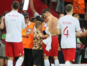 Robert Lewandowski przekazuje koszulkę meczową młodemu kibicowi