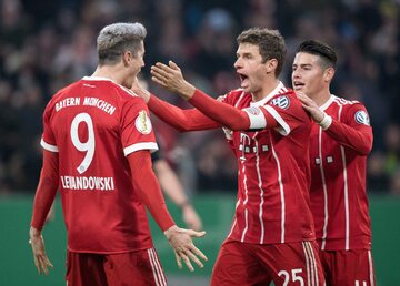 Robert Lewandowski świętuje zdobycie gola z kolegammi z Bayernu