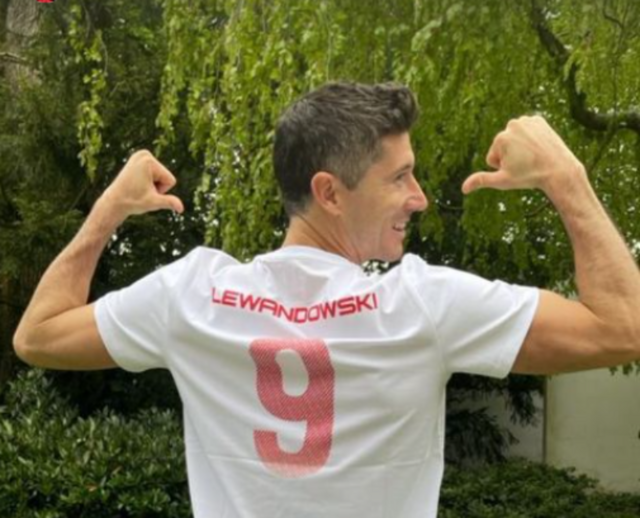 Robert Lewandowski Ma Swoje Koszulki W 4f Gdzie Je Kupić Lub Zamówić Ile Kosztują Jak Wyglądają