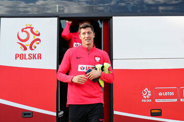 Robert Lewandowski wysiada z reprezentacyjnego autobusu