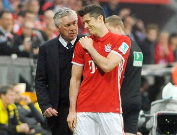 Robert Lewandowski z trenerem Bayernu Monachium Carlo Ancelottim