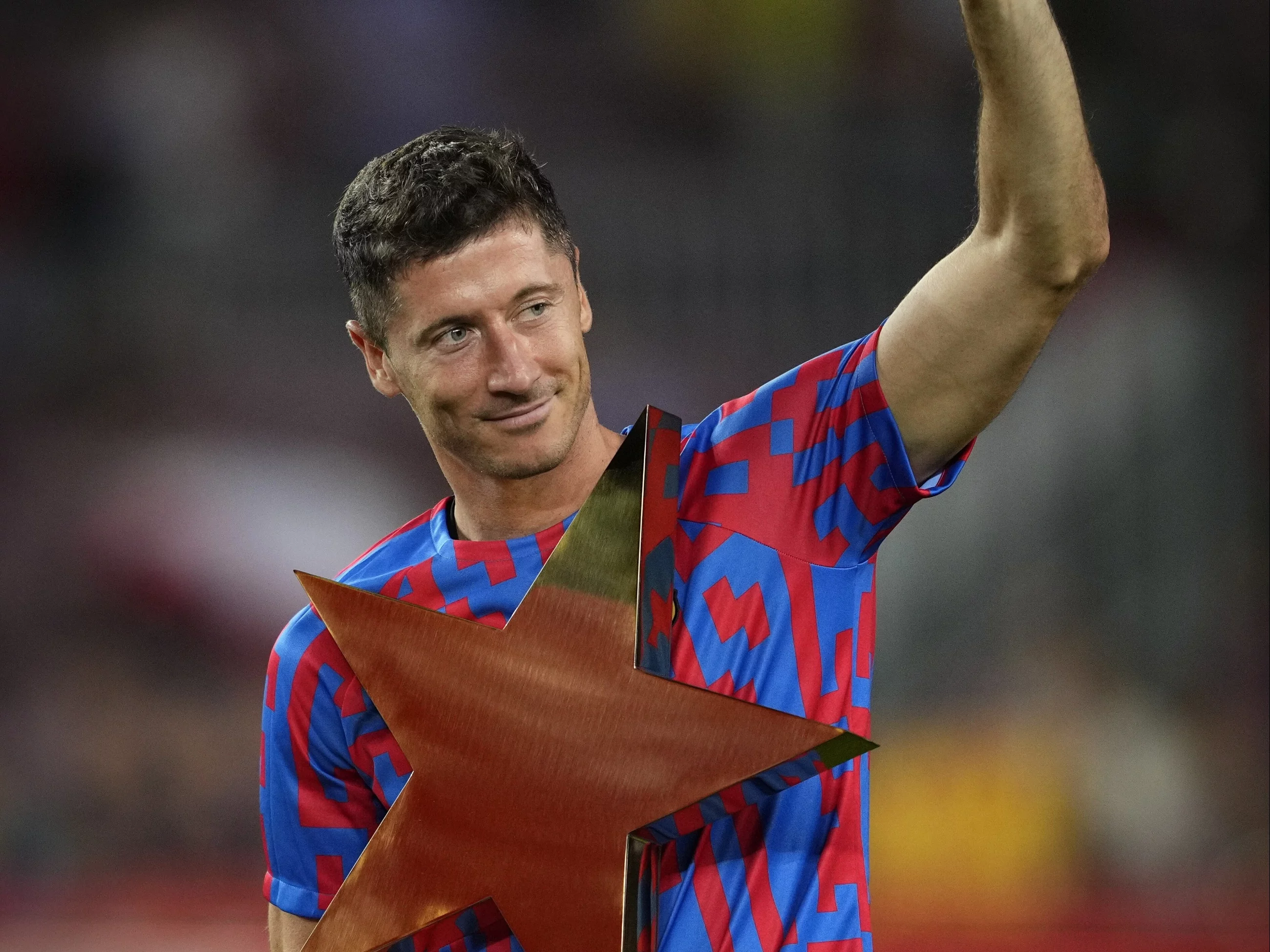 Robert Lewandowski z nagrodą po meczu FC Barcelony