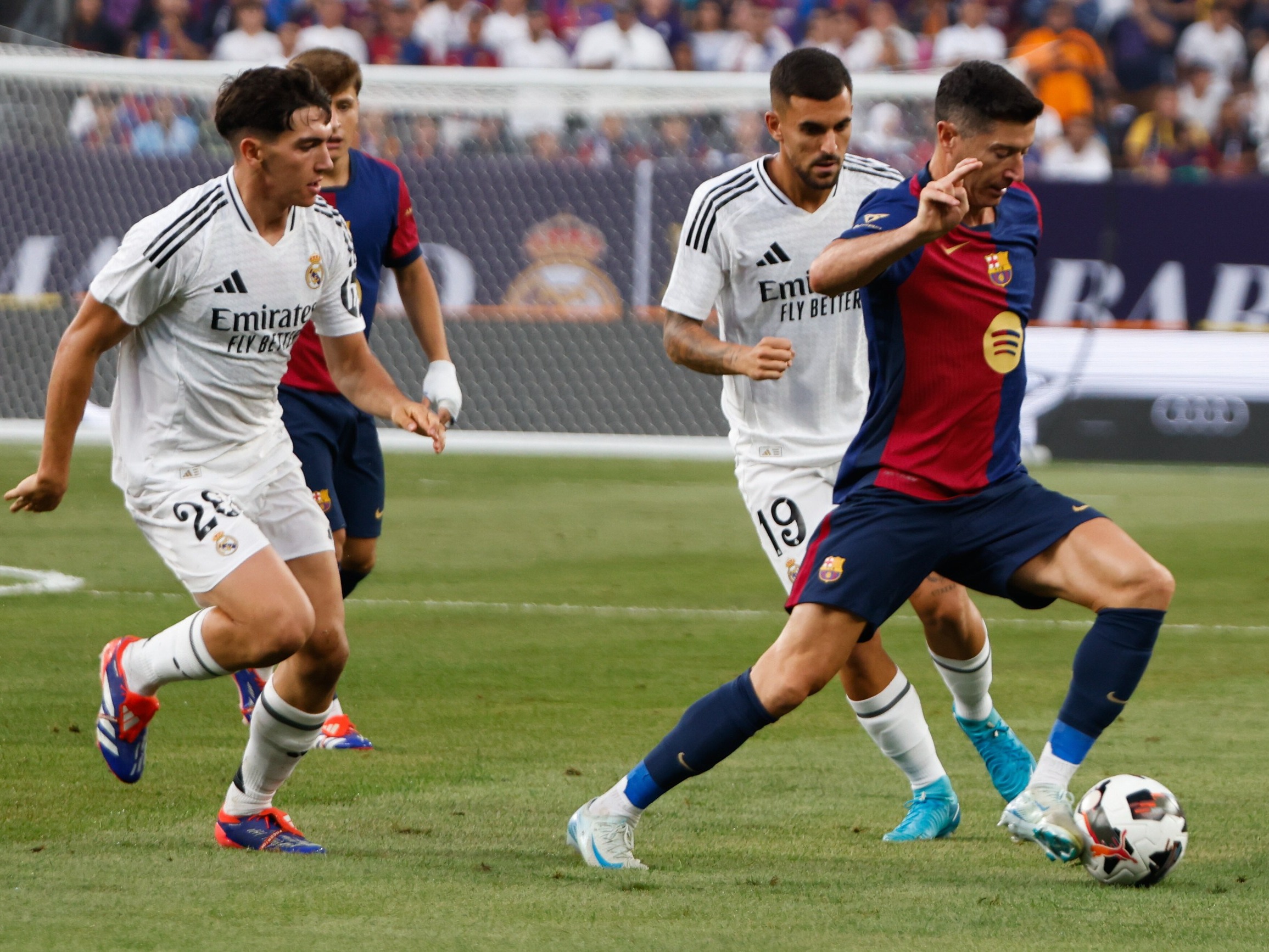 FC Barcelona – Real Madryt. Przerwano El Clasico. Zrobiło się niebezpiecznie – Piłka nożna – Sport Wprost
