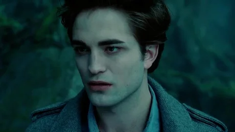 Robert Pattinson w filmie „Zmierzch” (2008)