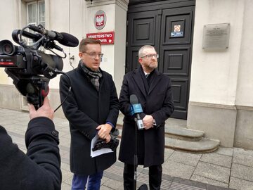 Robert Winnicki i Grzegorz Braun przed Ministerstwem Zdrowia