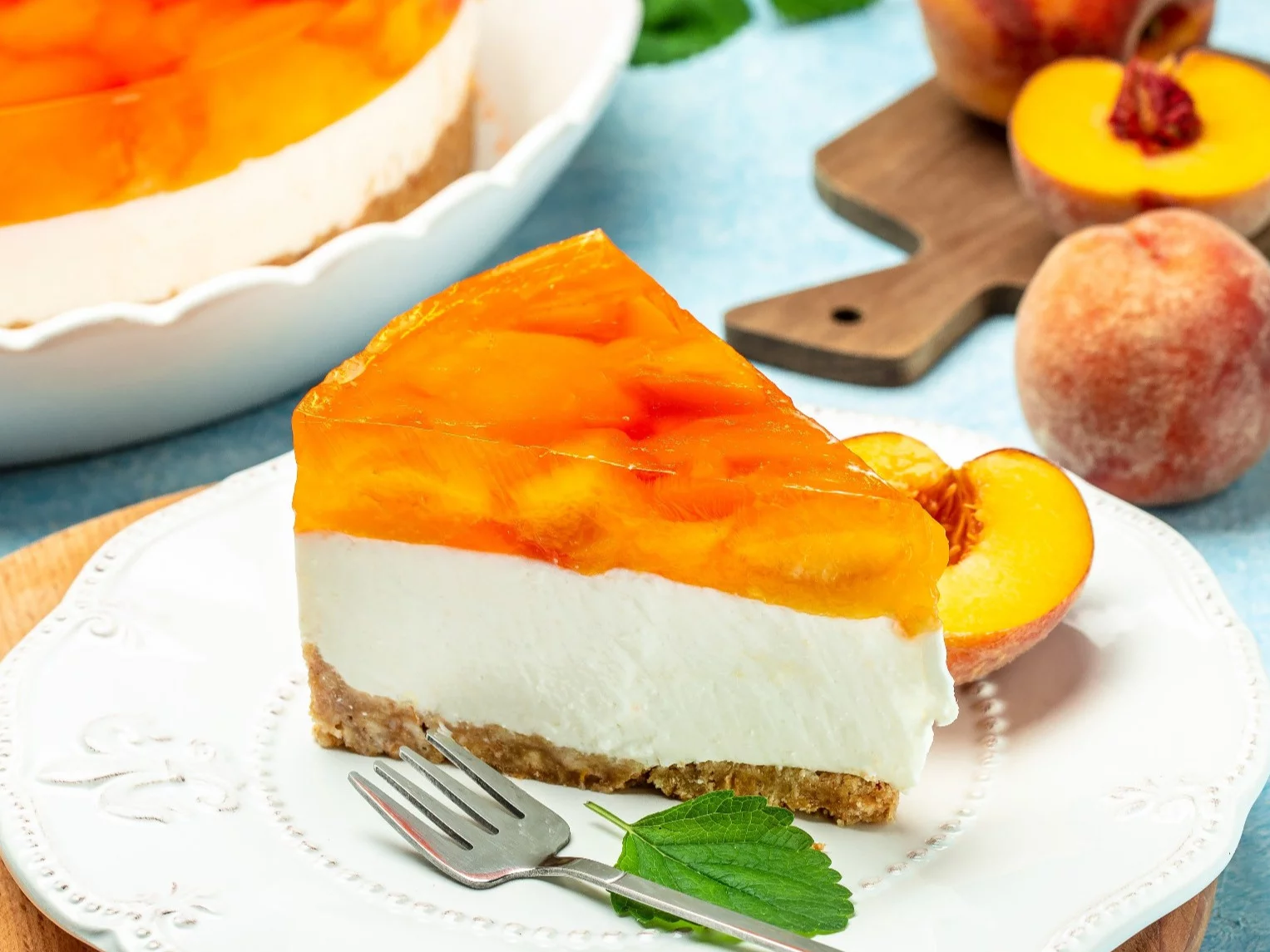 Sernik z brzoskwiniami