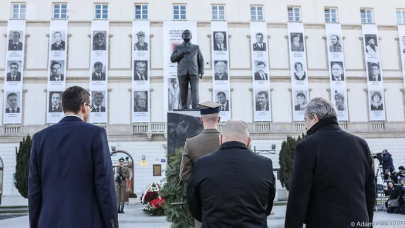 Premier Mateusz Morawiecki złożył kwiaty pod pomnikiem śp. prezydenta RP Lecha Kaczyńskiego