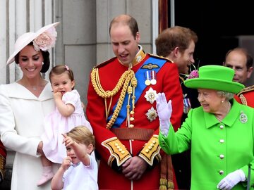 Rodzina królewska na balkonie Pałacu Buckingham
