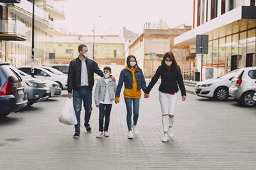 Rodzina na spacerze, zdjęcie ilustracyjne