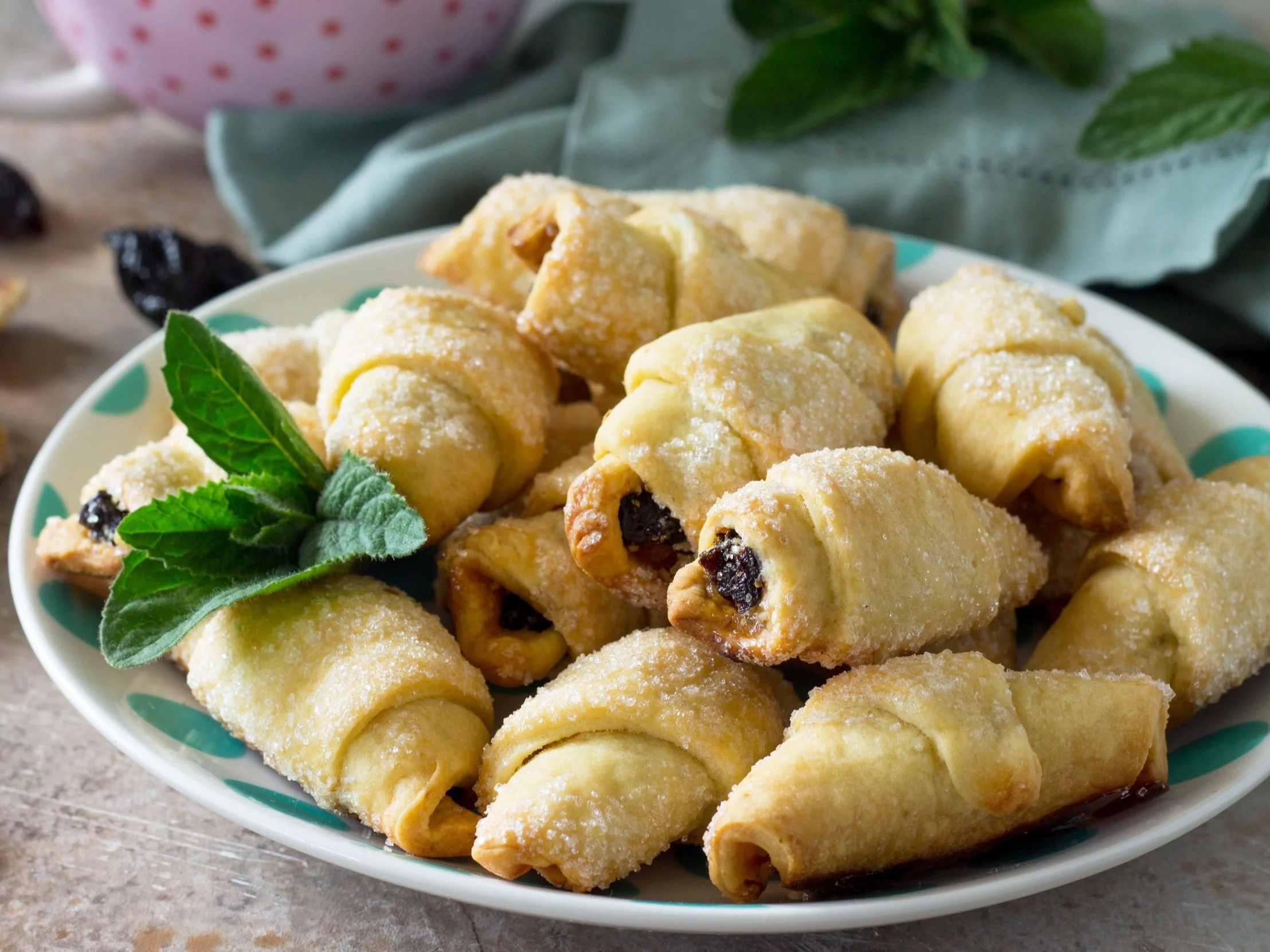 Te rogaliki robię z 3 składników. Wychodzą kruche i lepsze niż z cukierni