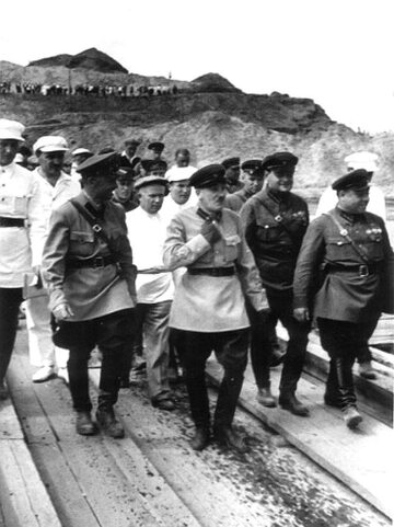 Rok 1935, szef NKWD Gienrich Jagoda (pośrodku) wizytuje jedną z budów, za nim Nikita Chruszczow