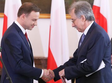 Rok 2015, Andrzej Duda otrzymuje zaświadczenie o wygraniu wyborów prezydenckich od przewodniczącego PKW Wojciecha Hermelińskiego