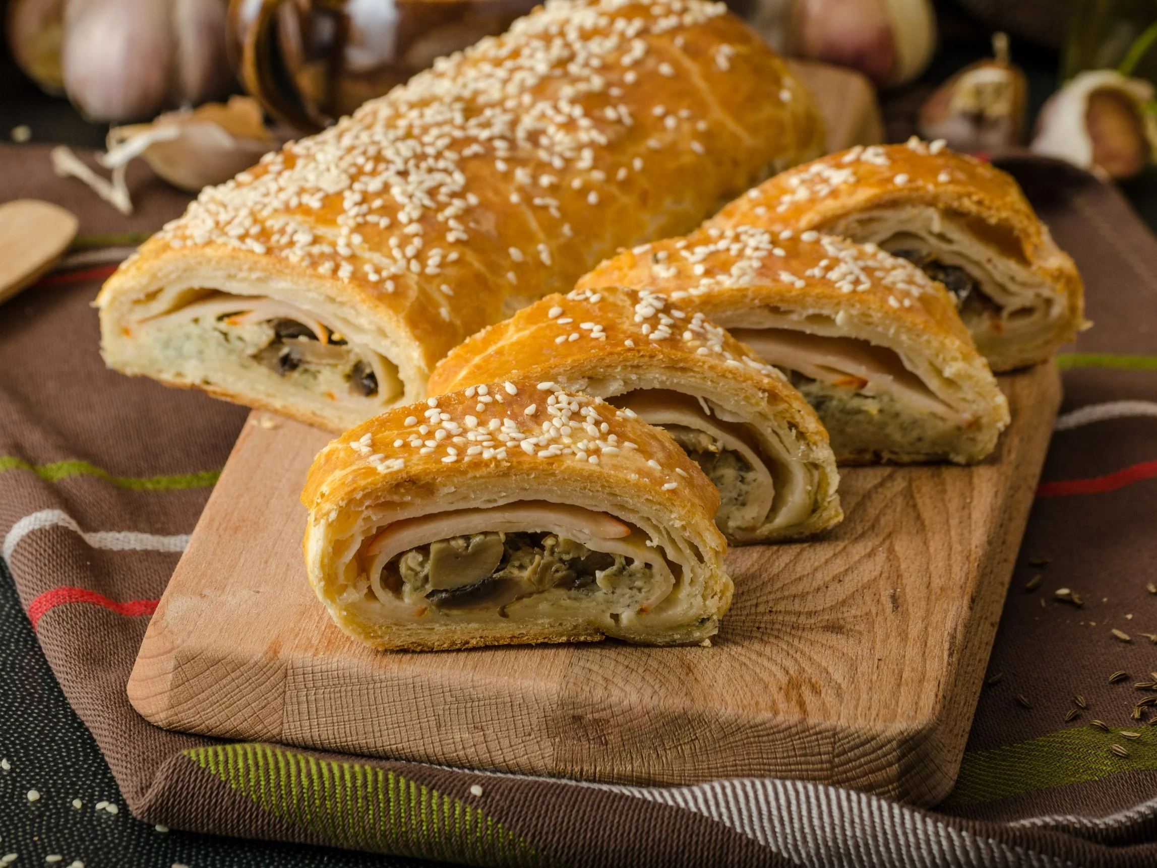Rolada z ciasta francuskiego z pieczarkami