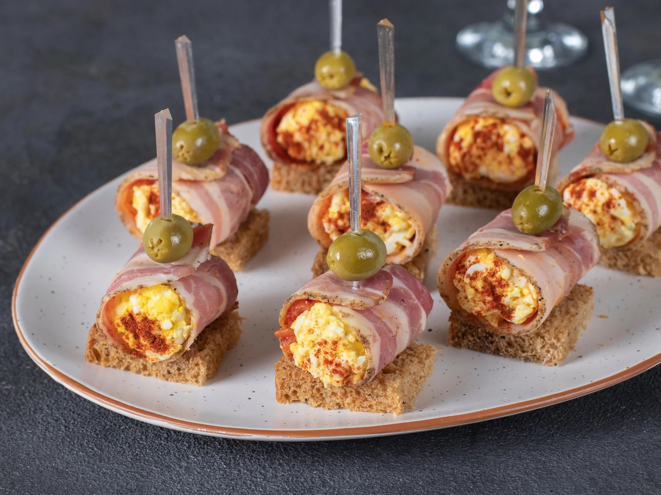 Roladki z boczku i pasty jajecznej