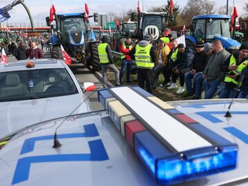 Rolnicy blokują drogę w miejscowości Zakręt