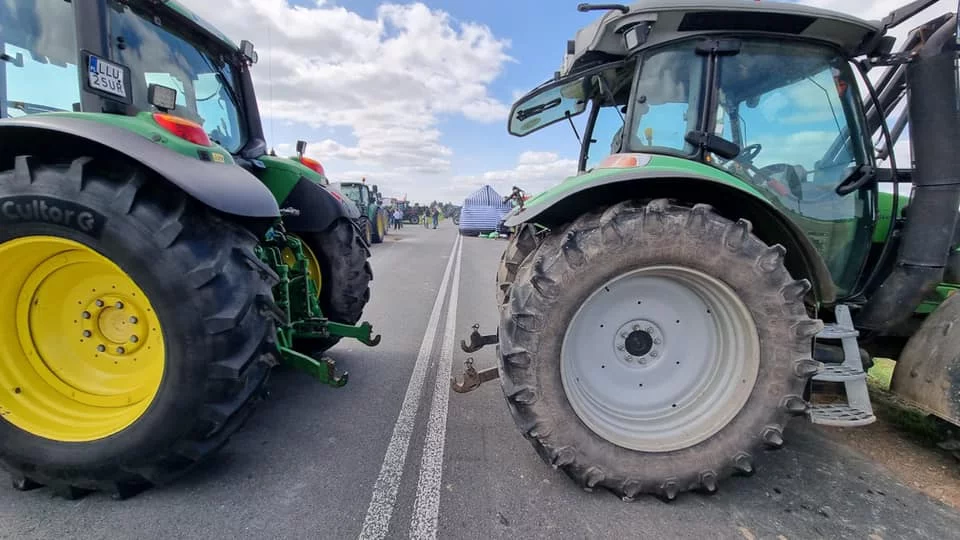 Rolnicy wyjechali n drogi w kilkudziesięciu miejscowościach