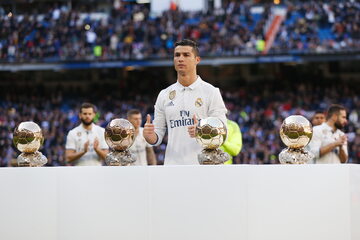 Ronaldo prezentuje swoje Złote Piłki. W tym roku skandal pozbawi go szans na nagrodę?