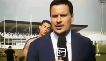 Ronaldo za plecami reportera
