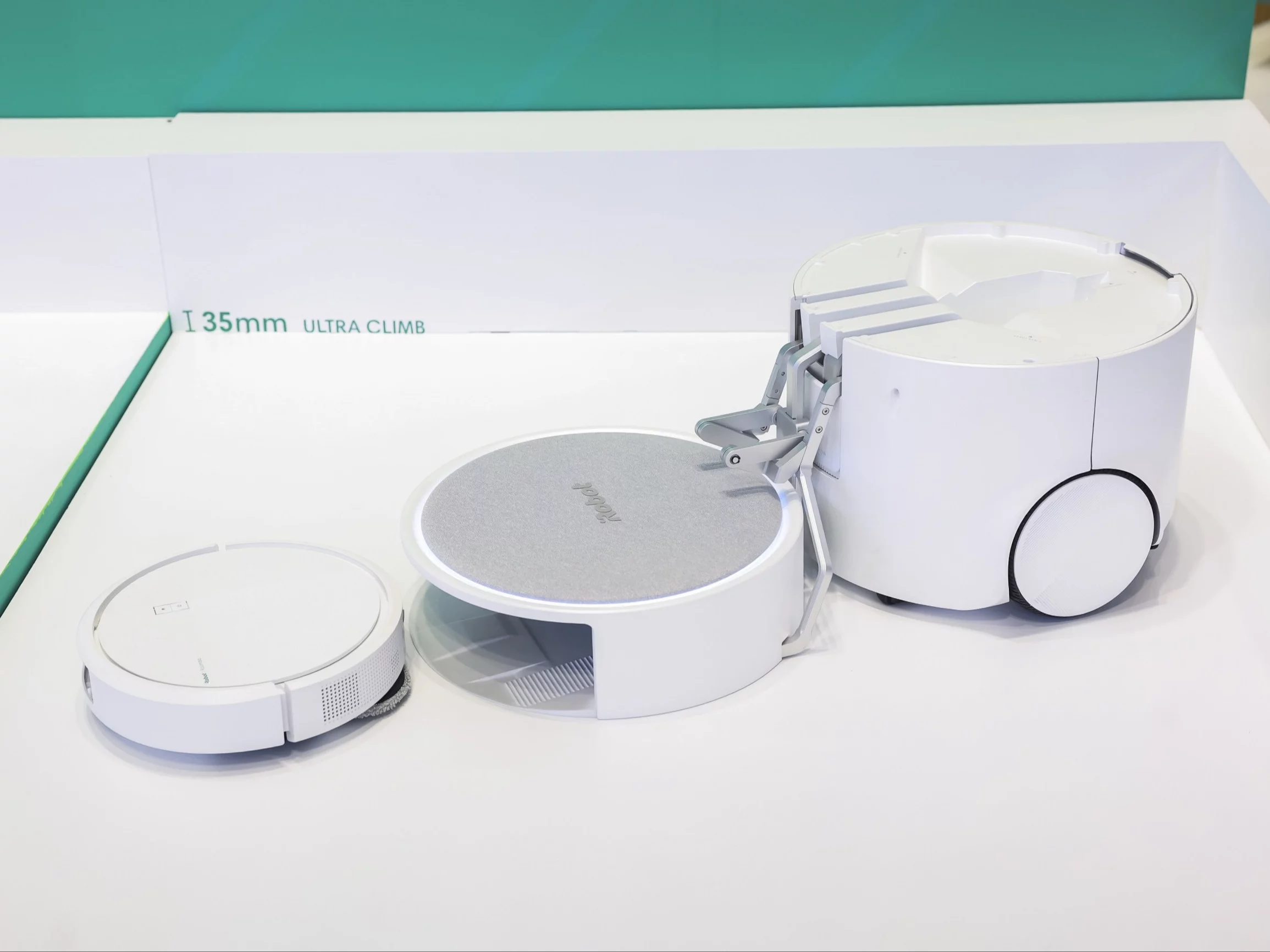 Prototypowy Roomba® Duo marki iRobot podczas premiery na targach IFA 2026 w Berlinie. System łączy dwa wyspecjalizowane roboty, które wspólnie odkurzają, myją podłogi i docierają do trudno dostępnych miejsc