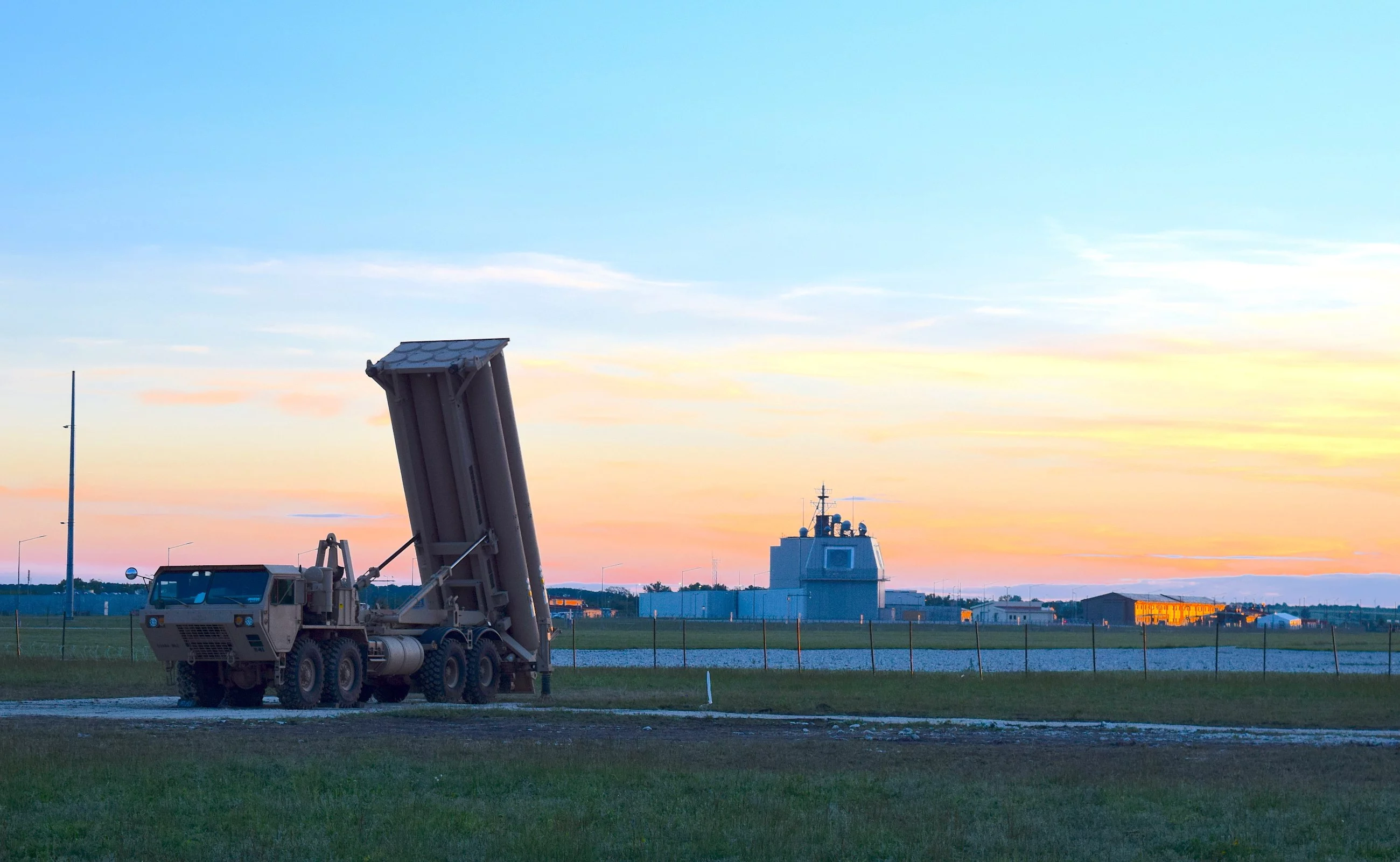 W przypadku awarii, wyłączenia czy uszkodzenia, Aegis Ashore (w tle) może być wzmocniony kołowymi wyrzutniami systemu THAAD