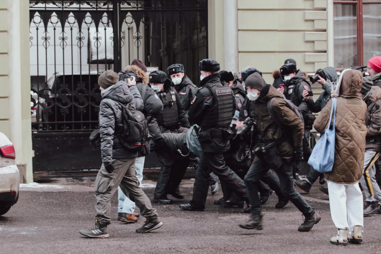 Policja wynosi demonstranta sprzed Sądu Najwyższego w Moskwie