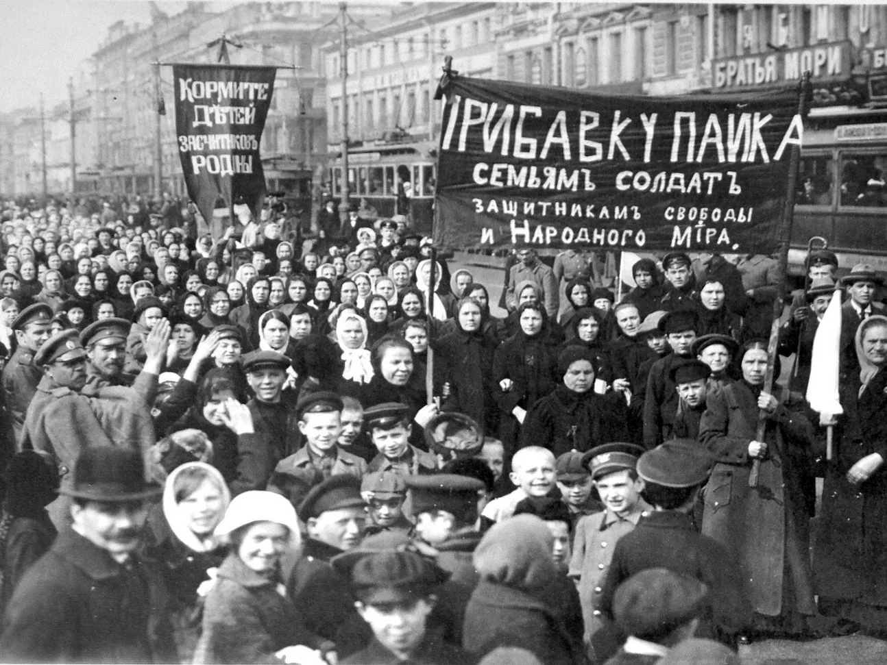 Protestujący na ulicach Piotrgrodu w pierwszych dniach rewolucji lutowej